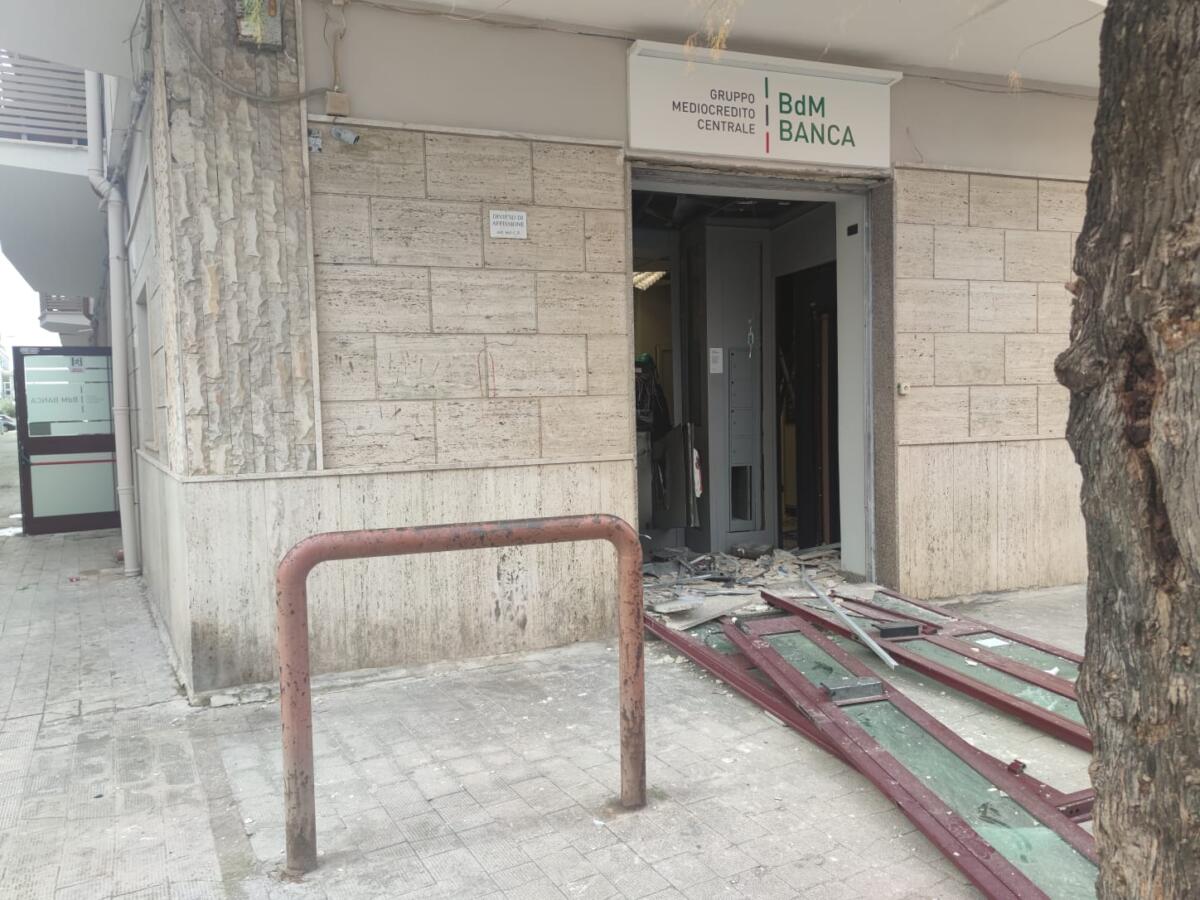 Galleria foto 'Margherita di Savoia, due esplosioni distruggono un bancomat: ladri in fuga e bottino da quantificare' - foto 1