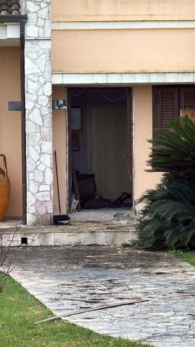 Matino, bomba esplode davanti alla casa dell’ex consigliere regionale Romano: indagano i carabinieri