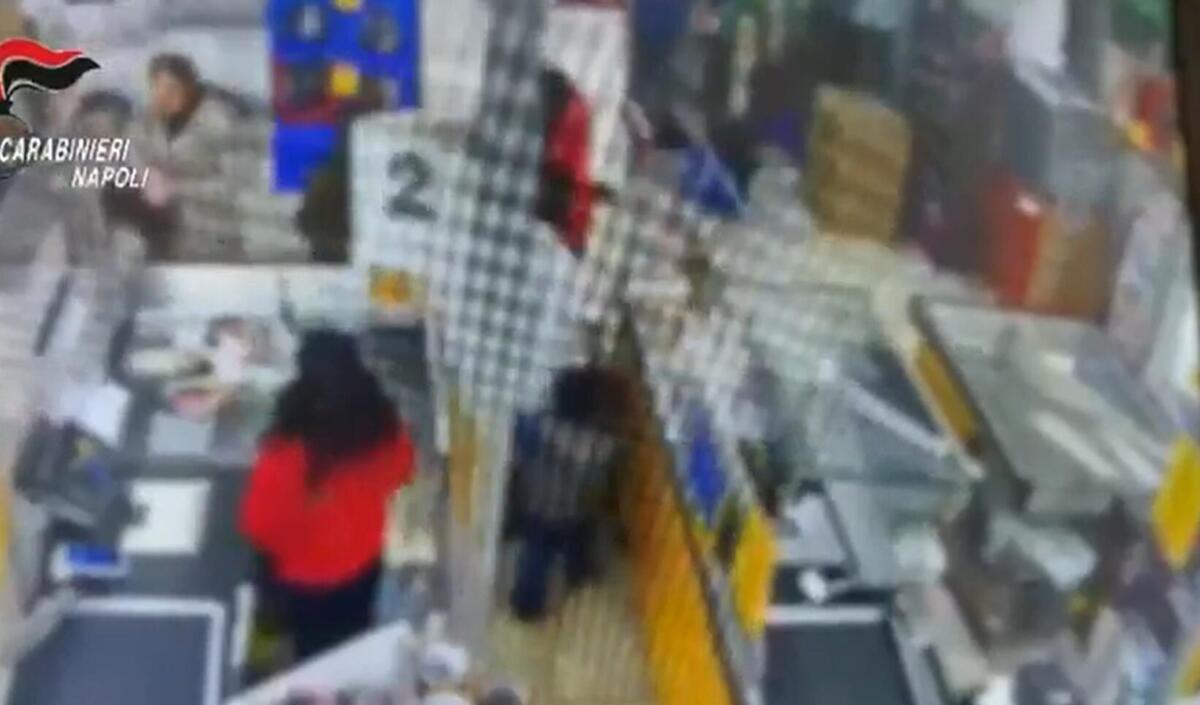 Caivano, ubriaco tenta di rapire un bimbo di 5 anni: «Questo non è tuo figlio». Arrestato un 45enne – VIDEO Caivano, ubriaco tenta di rapire un bimbo di 5 anni: «Questo non è tuo figlio». Arrestato un 45enne – VIDEO