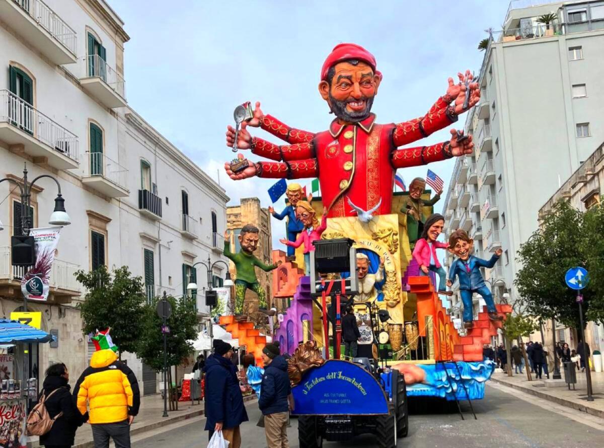 Galleria foto 'Putignano, via alla 632ª edizione del Carnevale più antico d’Europa: prima sfilata e show di Nina Zilli' - foto 1