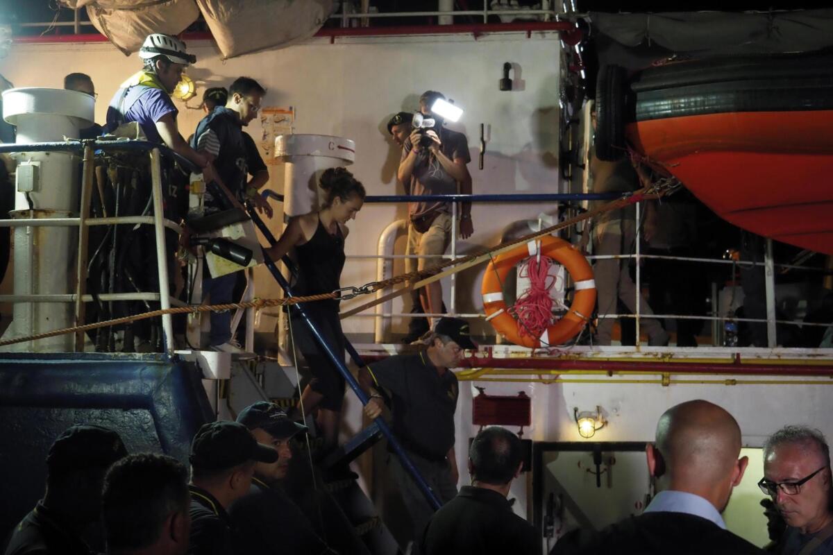 Fermo della Sea Watch, i ministeri dovranno risarcire l’Ong con 76mila euro. Meloni attacca i giudici – VIDEO Fermo della Sea Watch, i ministeri dovranno risarcire l’Ong con 76mila euro. Meloni attacca i giudici – VIDEO