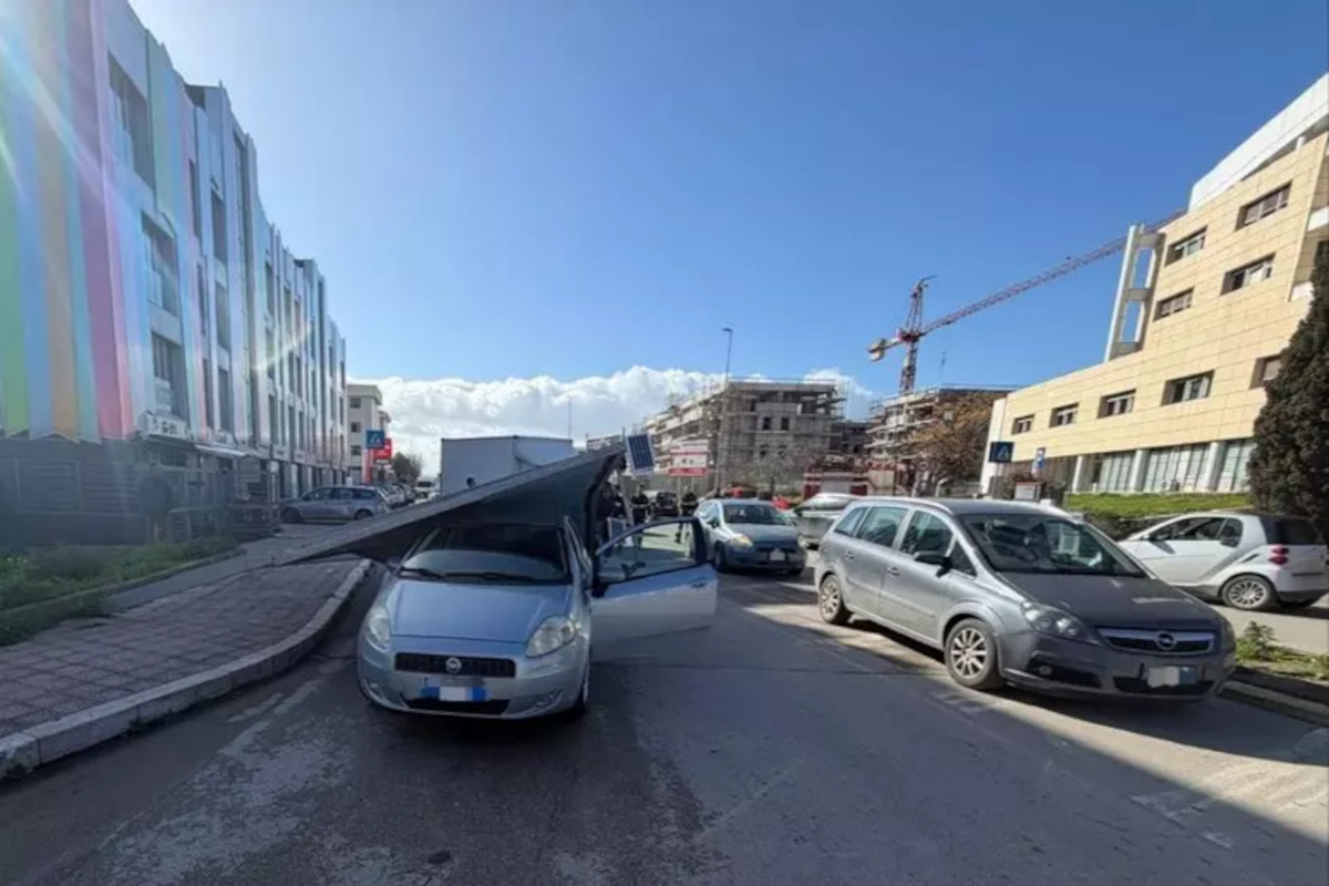 Galleria foto 'Foggia, cartellone pubblicitario cade per il forte vento: colpita un’auto in transito, paura per una donna' - foto 1
