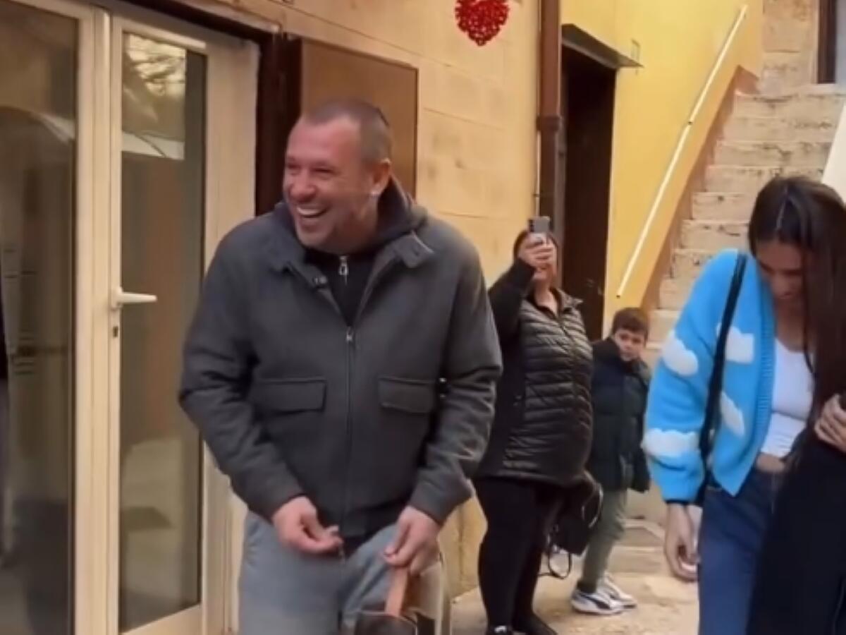 Galleria foto 'Il ritorno di FantAntonio a Bari: Cassano riabbraccia i vicoli della città vecchia dopo 16 anni – VIDEO' - foto 1