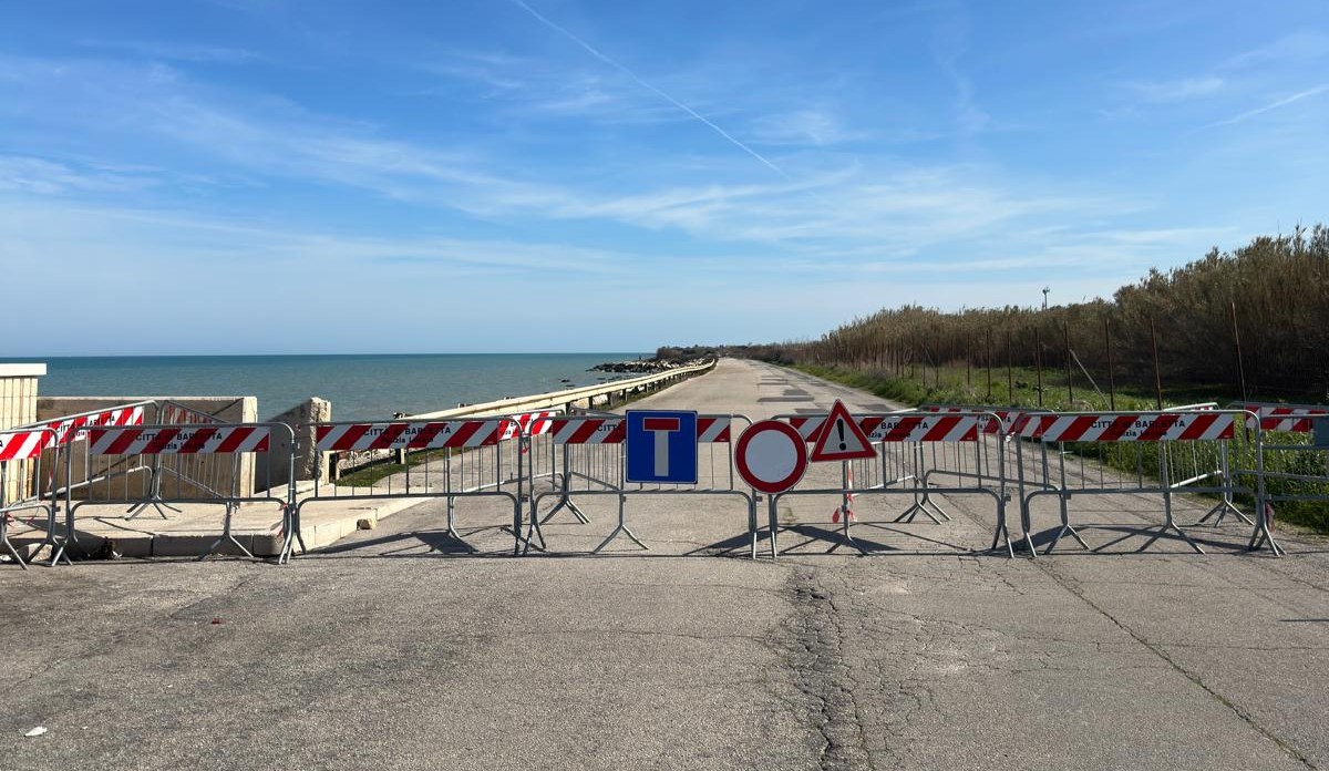 Erosione costiera, a Barletta litoranea di Levante off limits: strada chiusa al transito di veicoli e pedoni Erosione costiera, a Barletta litoranea di Levante off limits: strada chiusa al transito di veicoli e pedoni