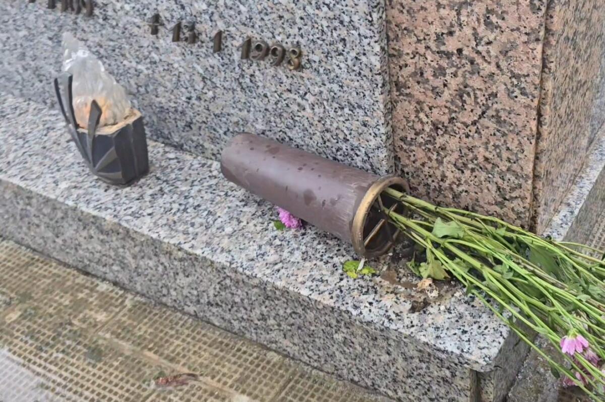 Galleria foto 'Vandali e ladri nei cimiteri del Tarantino: saccheggiate decine di tombe a Monteparano' - foto 1