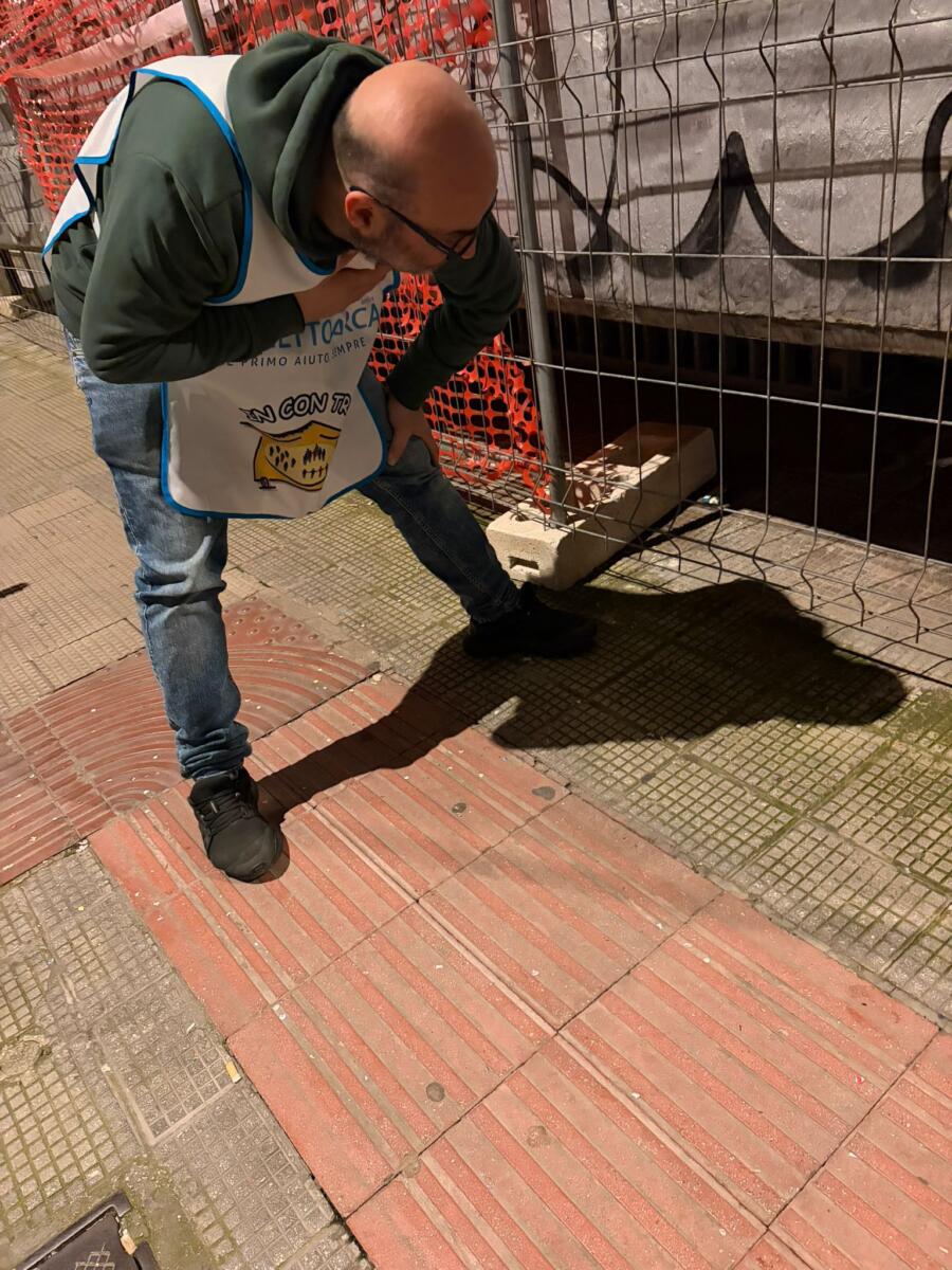 Grate sotto i portici di via Crisanzio, l’Università chiude i ripari dei clochard: «Architettura ostile»