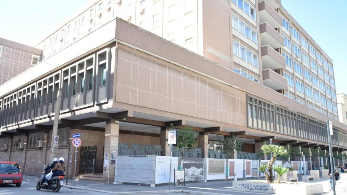 Grate sotto i portici di via Crisanzio, l’Università chiude i ripari dei clochard: «Architettura ostile»