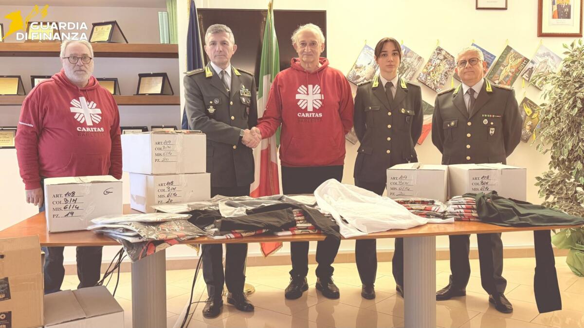 Barletta, sequestrati oltre 500 capi di abbigliamento contraffatti: la Gdf li dona alla Caritas Barletta, sequestrati oltre 500 capi di abbigliamento contraffatti: la Gdf li dona alla Caritas