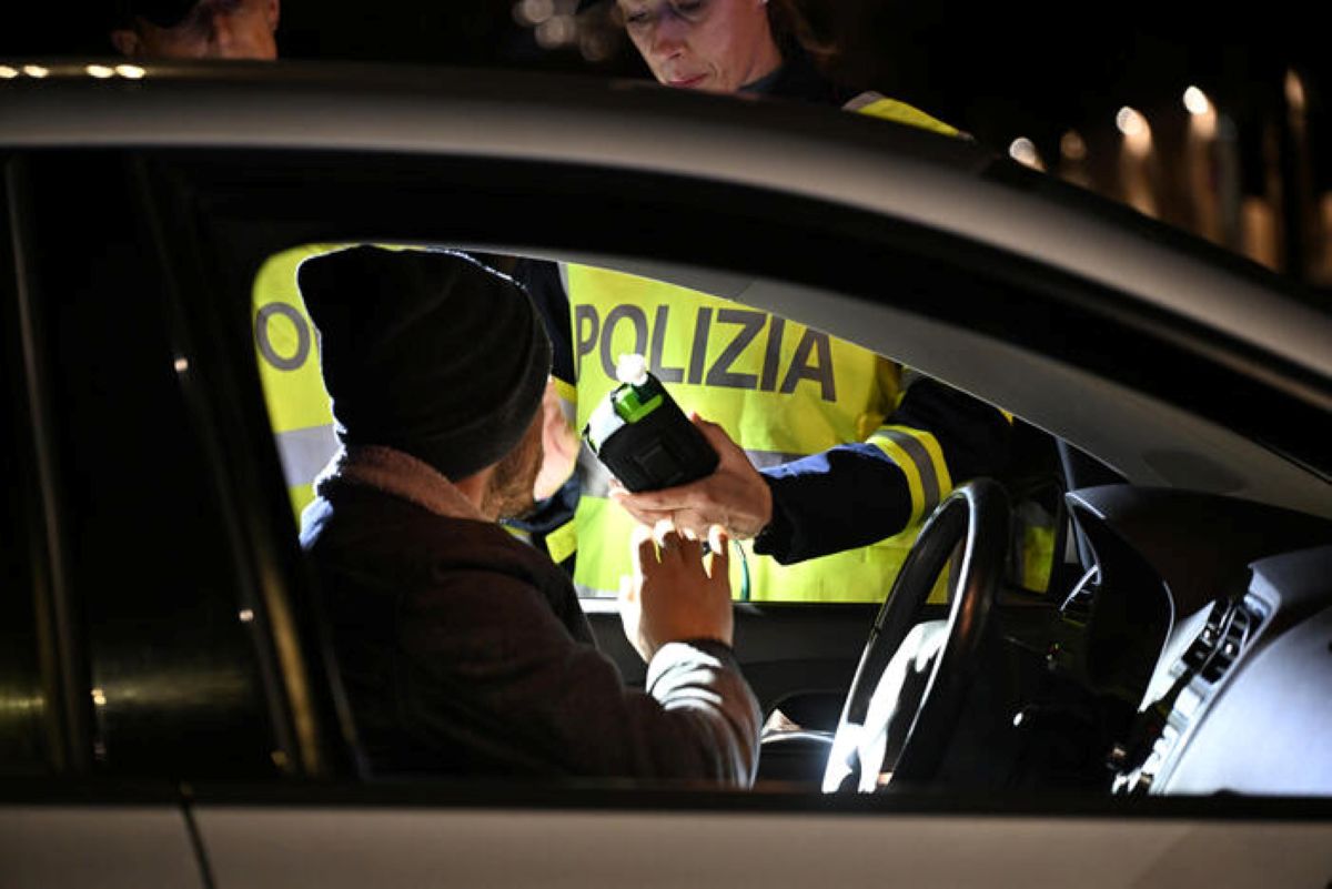 Alcolock, scatta l’obbligo per i condannati per guida in stato di ebbrezza: costa circa duemila euro Alcolock, scatta l’obbligo per i condannati per guida in stato di ebbrezza: costa circa duemila euro