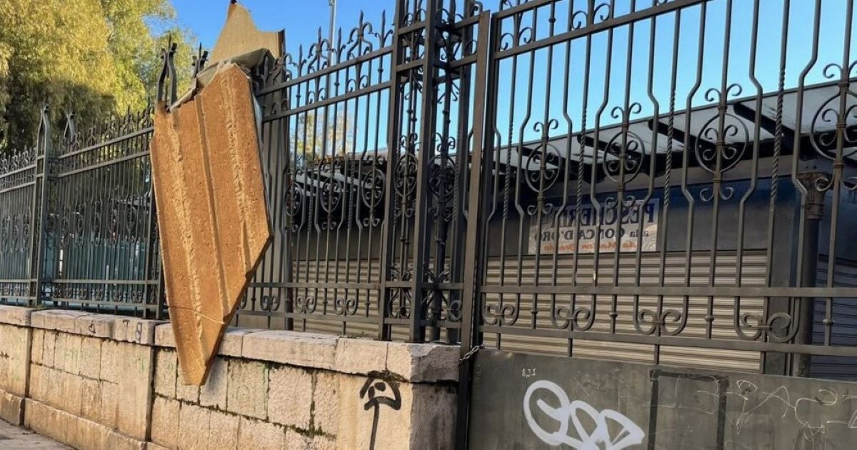 Galleria foto 'Bari, parte della copertura dell’ex Manifattura Tabacchi crolla e finisce sul marciapiede: sfiorata la tragedia' - foto 1