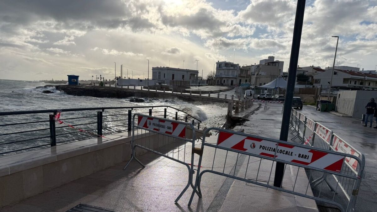 Maltempo in Puglia, c’è l’allerta arancione: a Bari crolla un pezzo di lungomare, tromba d’aria nel Brindisino – VIDEO Maltempo in Puglia, c’è l’allerta arancione: a Bari crolla un pezzo di lungomare, tromba d’aria nel Brindisino – VIDEO