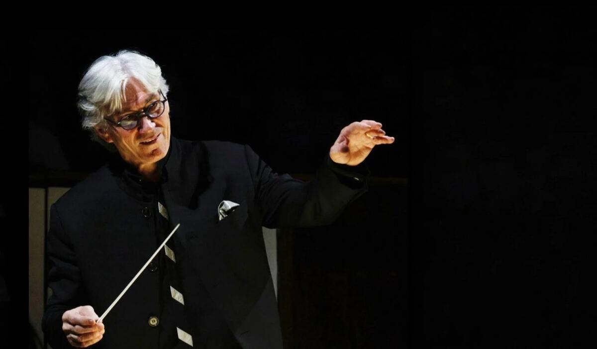 Galleria foto 'Bari, Darlington dirige Strauss e Stravinskij: al Petruzzelli una serata sinfonica tra mito e ritmo' - foto 1