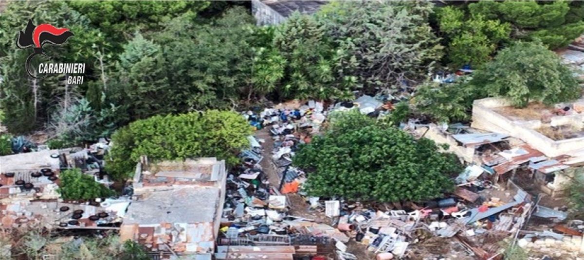 Galleria foto 'Bari, gestisce una discarica abusiva di circa 12.500 metri quadrati: ai domiciliari un 53enne' - foto 1