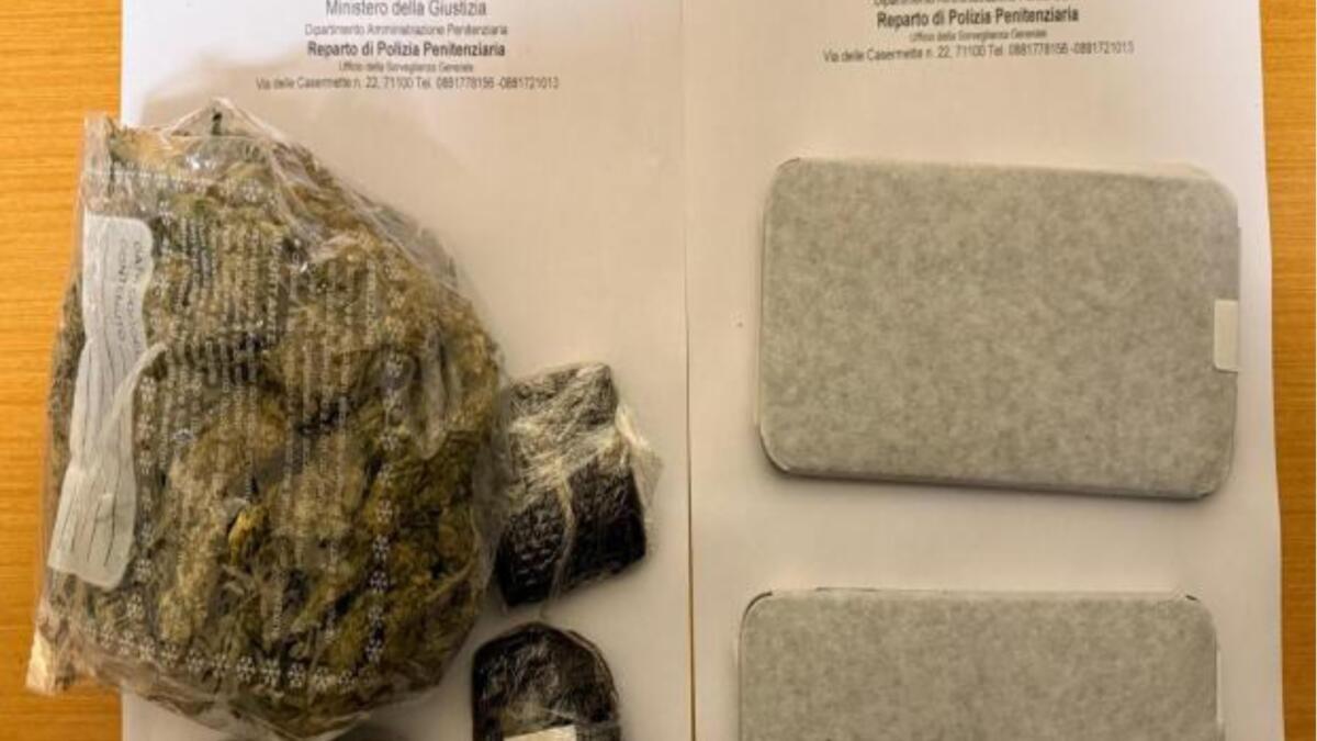 Galleria foto 'Foggia, poliziotti penitenziari “stordiscono” un drone fuori dal carcere: trasportava droga e cellulari' - foto 2