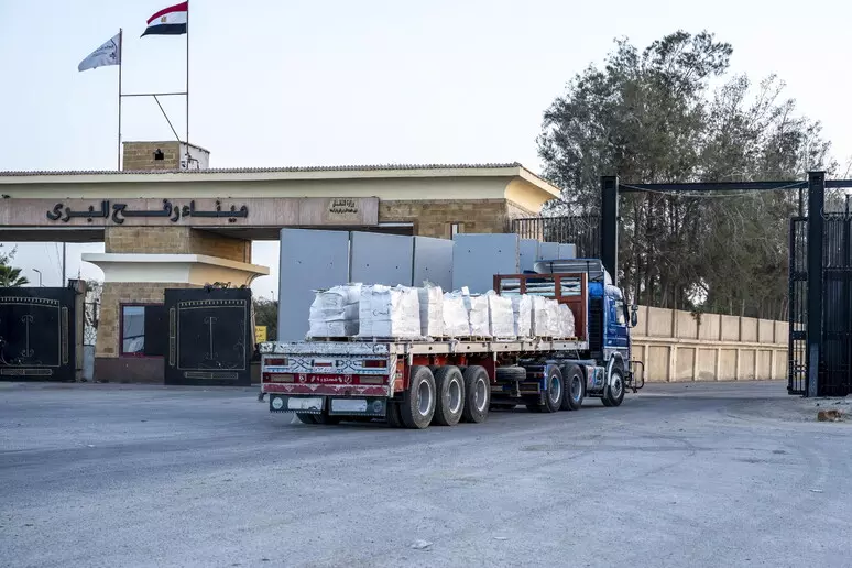 Galleria foto 'Medio Oriente, riapre Rafah: 50 passaggi al giorno, a Gaza ucciso un bimbo palestinese' - foto 1