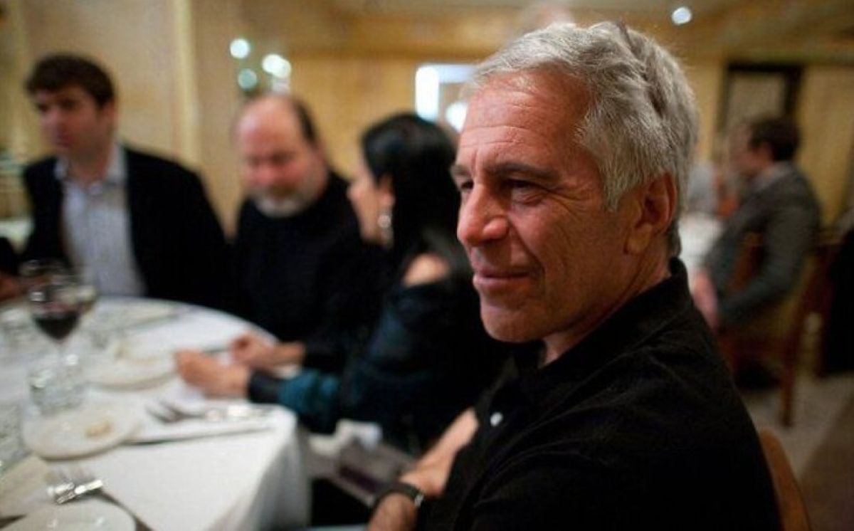 La felpa, Epstein e la banalità del male – L’EDITORIALE La felpa, Epstein e la banalità del male – L’EDITORIALE