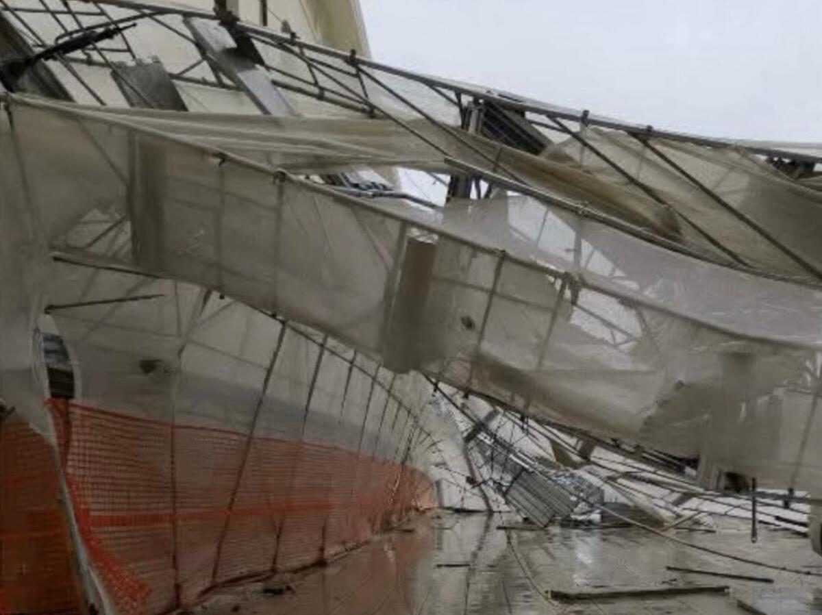 Galleria foto 'Brindisi, impalcatura dell’ex Marconi crolla e colpisce un’auto in sosta: nessun ferito' - foto 1