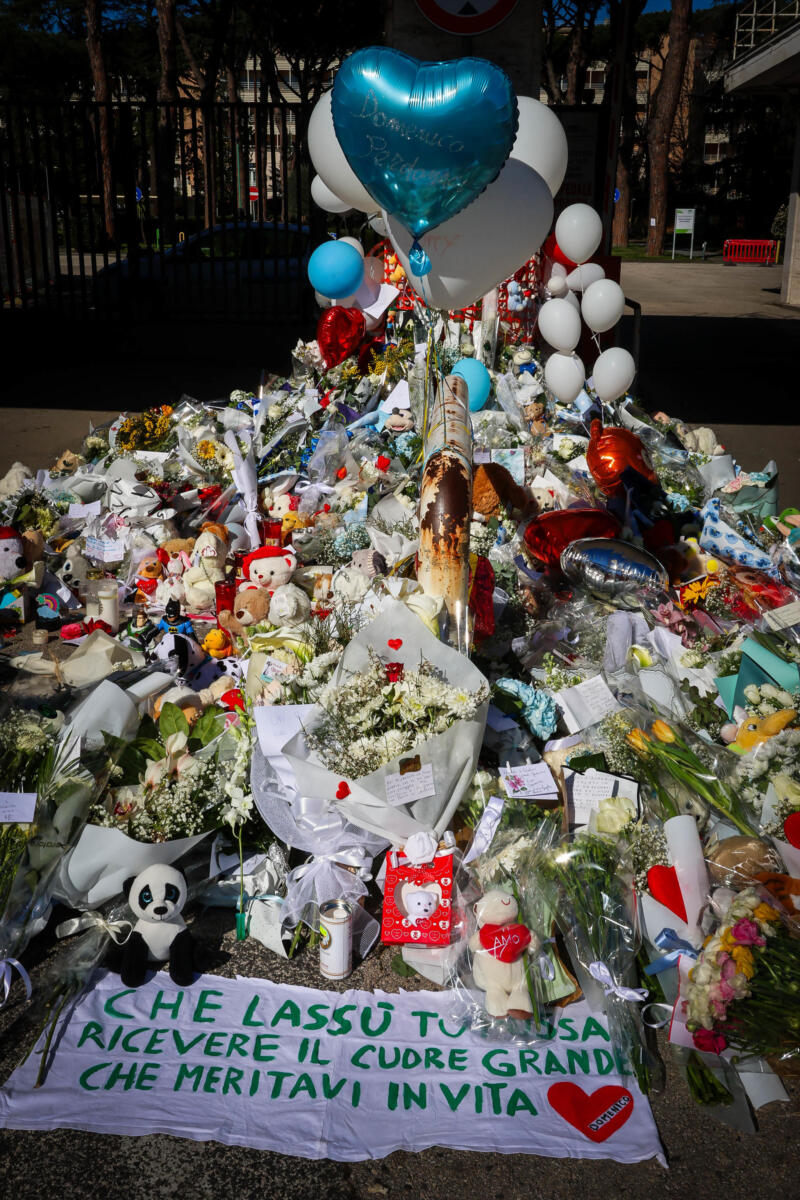 Morto dopo il trapianto di un cuore danneggiato: per il piccolo Domenico un altarino con fiori e peluche Morto dopo il trapianto di un cuore danneggiato: per il piccolo Domenico un altarino con fiori e peluche