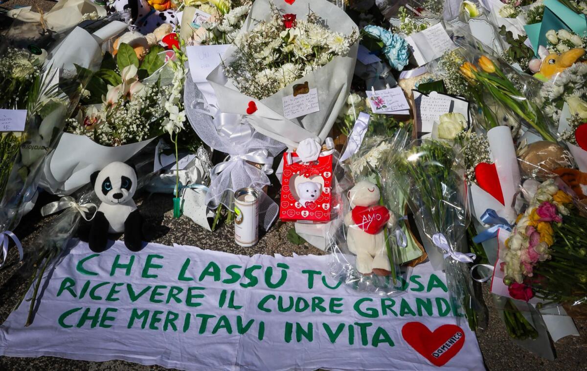 Morto dopo il trapianto di un cuore danneggiato: per il piccolo Domenico un altarino con fiori e peluche Morto dopo il trapianto di un cuore danneggiato: per il piccolo Domenico un altarino con fiori e peluche