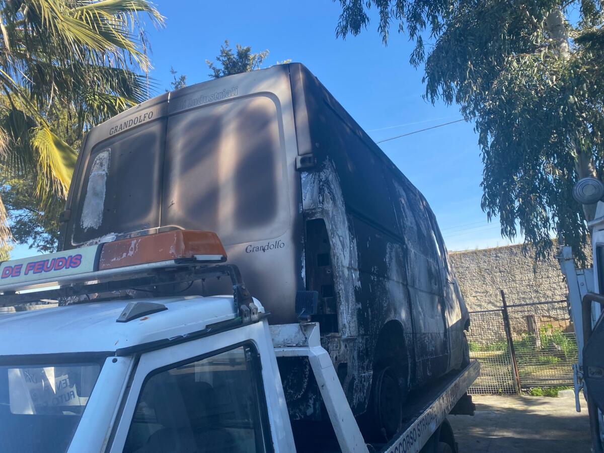 Trovati incendiati i furgoni rubati alla Ladisa a Cerignola, l’azienda: «Non ci pieghiamo» – FOTO e VIDEO Trovati incendiati i furgoni rubati alla Ladisa a Cerignola, l’azienda: «Non ci pieghiamo» – FOTO e VIDEO