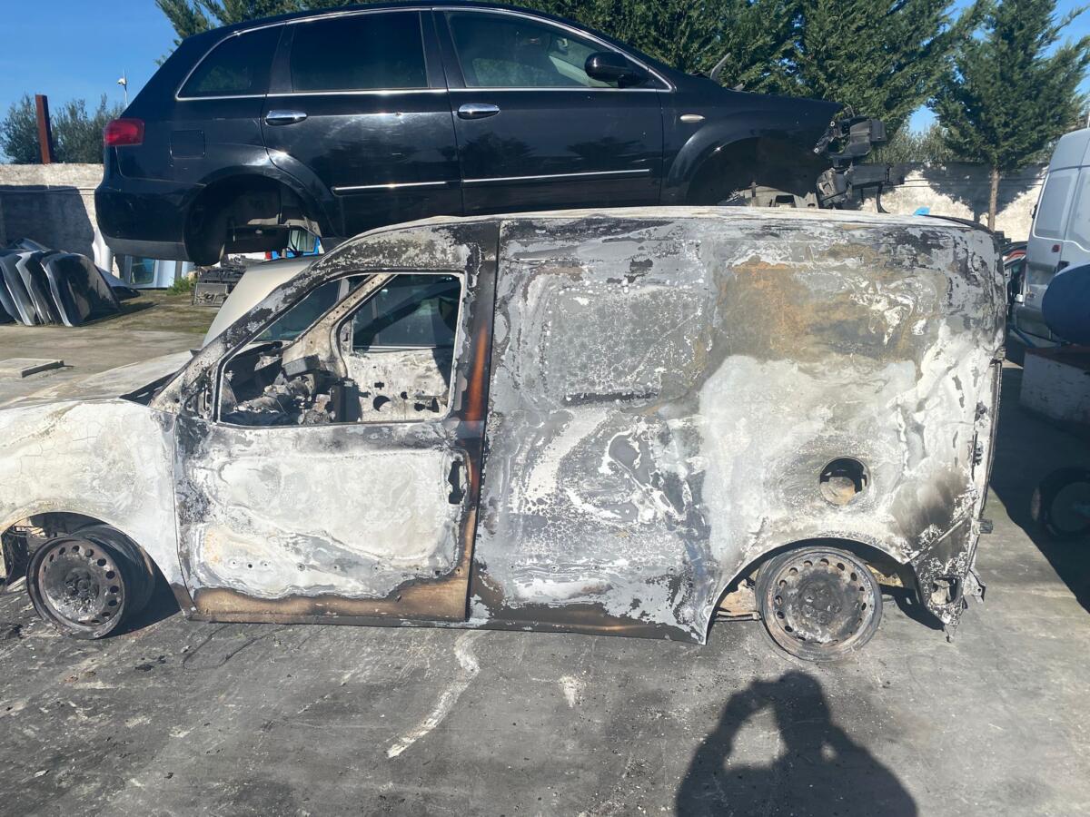 Trovati incendiati i furgoni rubati alla Ladisa a Cerignola, l’azienda: «Non ci pieghiamo» – FOTO e VIDEO Trovati incendiati i furgoni rubati alla Ladisa a Cerignola, l’azienda: «Non ci pieghiamo» – FOTO e VIDEO