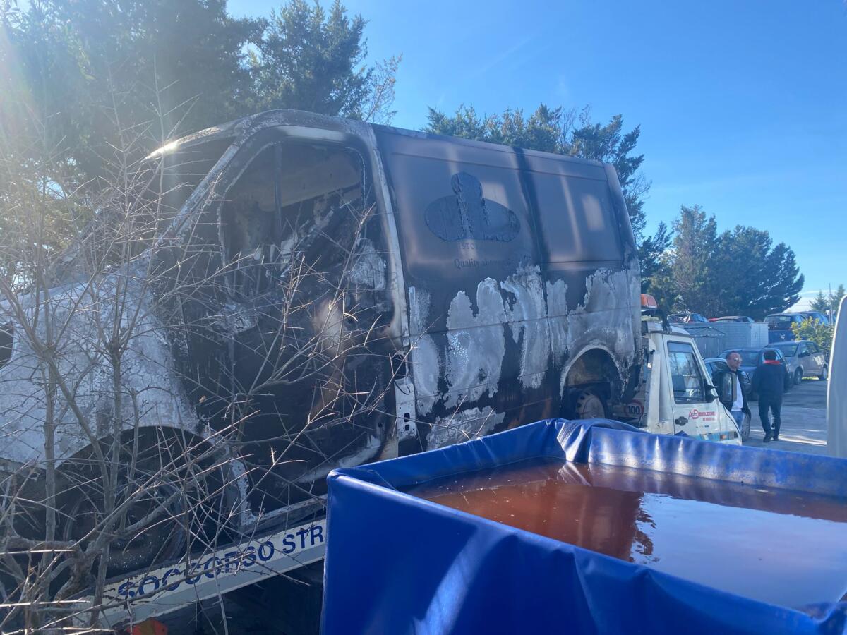 Trovati incendiati i furgoni rubati alla Ladisa a Cerignola, l’azienda: «Non ci pieghiamo» – FOTO e VIDEO Trovati incendiati i furgoni rubati alla Ladisa a Cerignola, l’azienda: «Non ci pieghiamo» – FOTO e VIDEO
