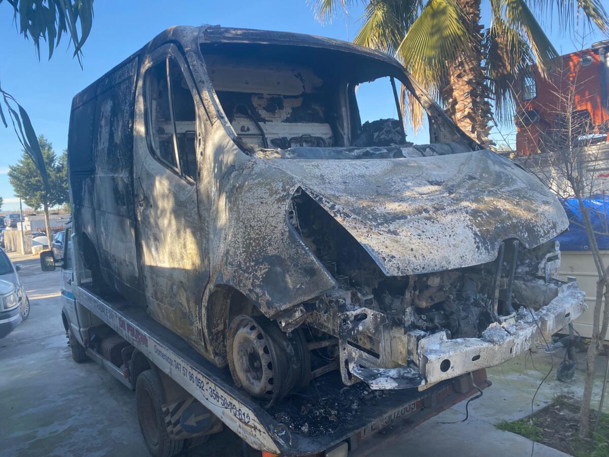 Trovati incendiati i furgoni rubati alla Ladisa a Cerignola, l’azienda: «Non ci pieghiamo» – FOTO e VIDEO Trovati incendiati i furgoni rubati alla Ladisa a Cerignola, l’azienda: «Non ci pieghiamo» – FOTO e VIDEO