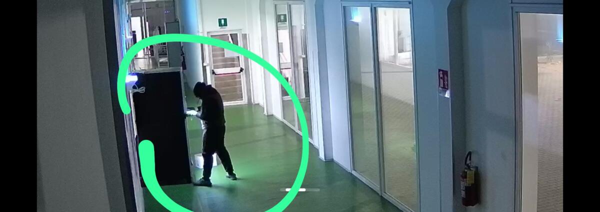 Foggia, furto nella notte nello stabilimento della Ladisa Ristorazione: i ladri ripresi dalle telecamere – FOTO Foggia, furto nella notte nello stabilimento della Ladisa Ristorazione: i ladri ripresi dalle telecamere – FOTO