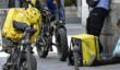 Caporalato, Glovo finisce in amministrazione giudiziaria: «Rider sfruttati, paghe sotto la soglia di povertà»
