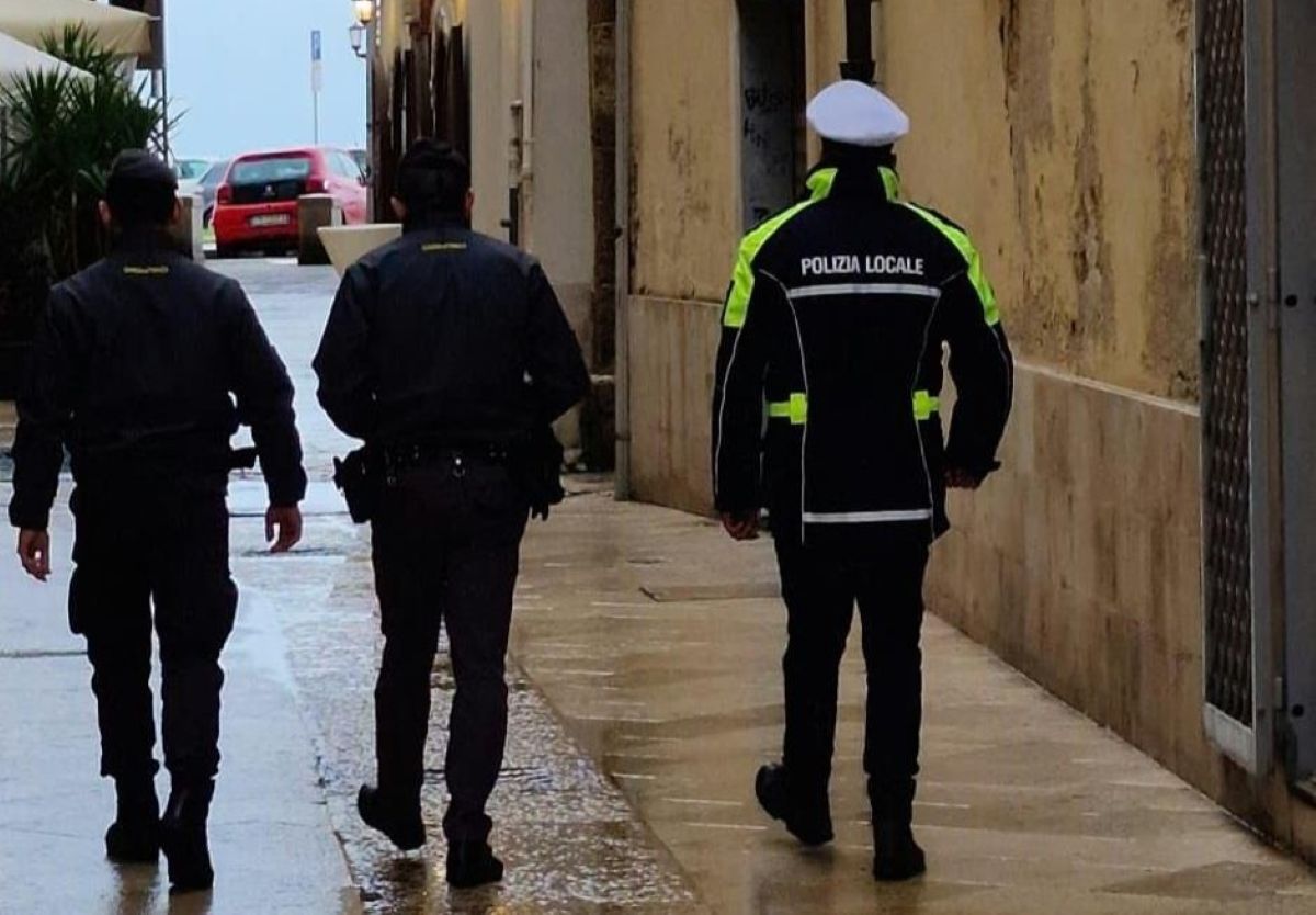 Bari vecchia, friggeva e vendeva “sgagliozze” senza autorizzazioni: blitz di Guardia di finanza e Polizia locale Bari vecchia, friggeva e vendeva “sgagliozze” senza autorizzazioni: blitz di Guardia di finanza e Polizia locale