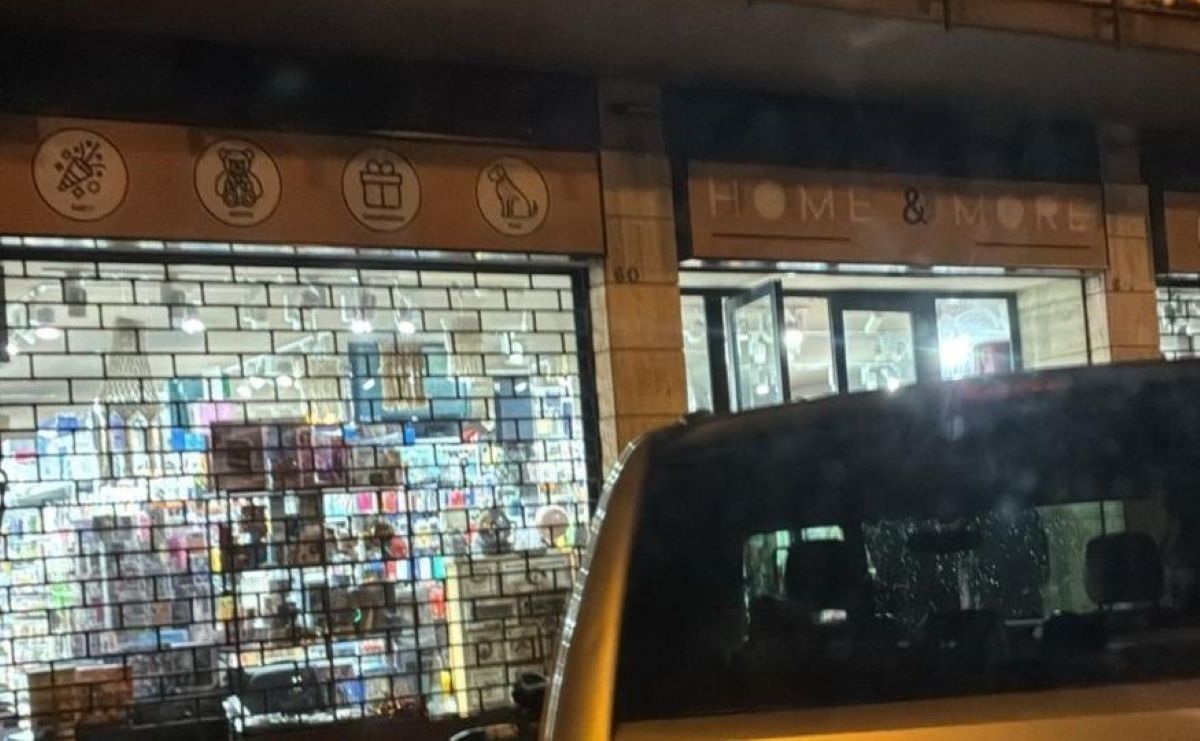 Bari, spaccata in piazza Umberto: un uomo forza la saracinesca di un negozio e fugge con la cassa Bari, spaccata in piazza Umberto: un uomo forza la saracinesca di un negozio e fugge con la cassa