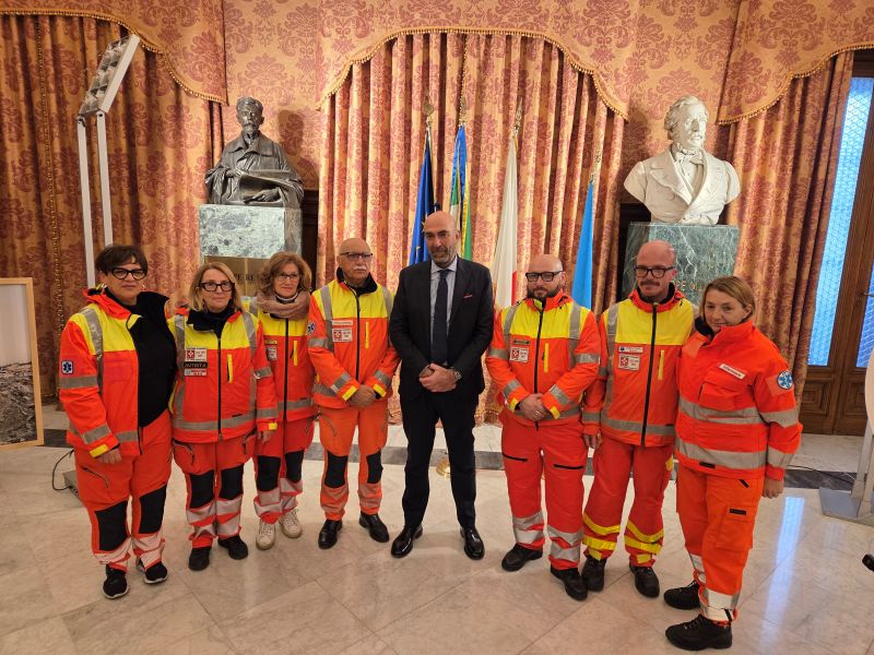 Ambulanze distrutte in un incendio a Bari, via a una raccolta fondi per ricomprarle: «È stato un episodio drammatico»
