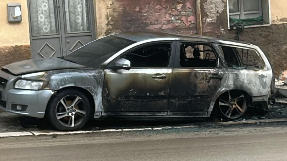 Galleria foto 'Torremaggiore, distrutta in un incendio l’auto del consigliere comunale Mele: «Un vile attentato»' - foto 1