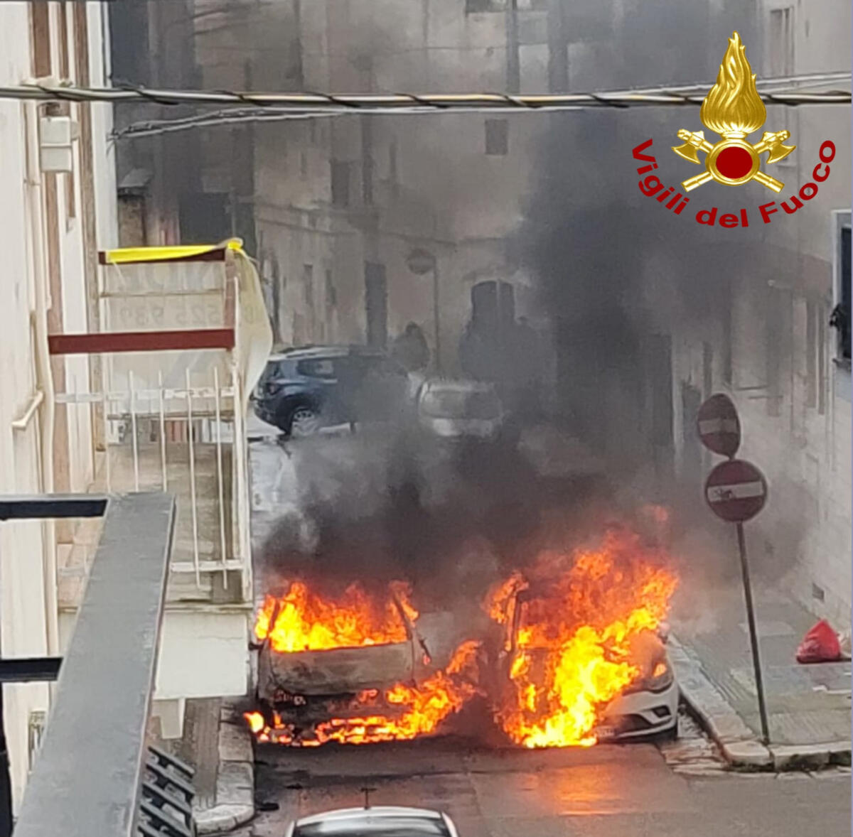 Galleria foto 'Gioia del Colle, auto in marcia va a fuoco: il conducente si salva ma le fiamme si propagano a un’altra vettura' - foto 1