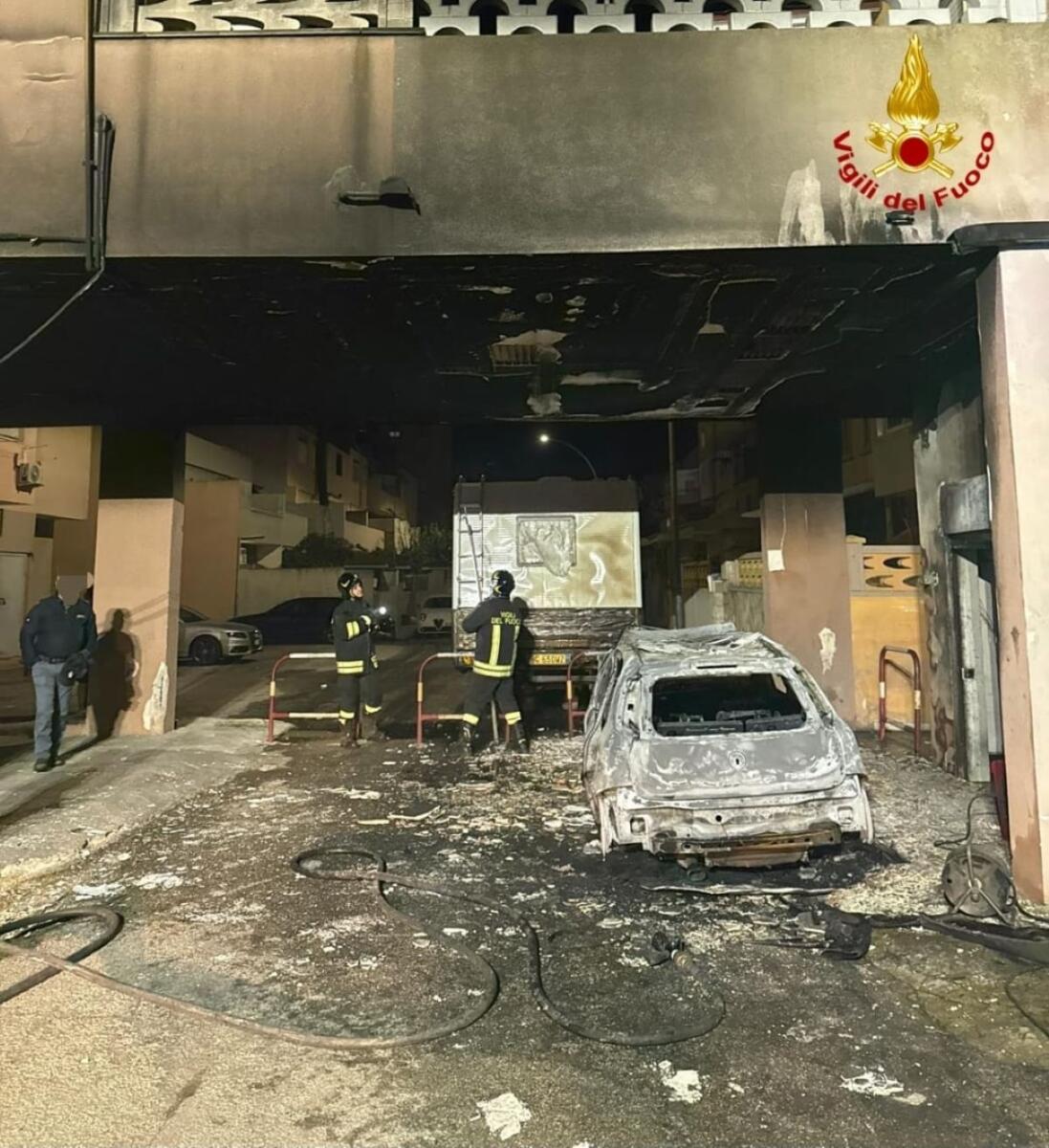 Brindisi, incendio distrugge due auto e un camper nel rione Perrino: danni anche alla facciata di un palazzo Brindisi, incendio distrugge due auto e un camper nel rione Perrino: danni anche alla facciata di un palazzo