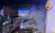 Brindisi, incendio distrugge due auto e un camper nel rione Perrino: danni anche alla facciata di un palazzo