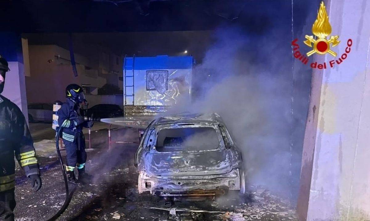 Brindisi, incendio distrugge due auto e un camper nel rione Perrino: danni anche alla facciata di un palazzo Brindisi, incendio distrugge due auto e un camper nel rione Perrino: danni anche alla facciata di un palazzo