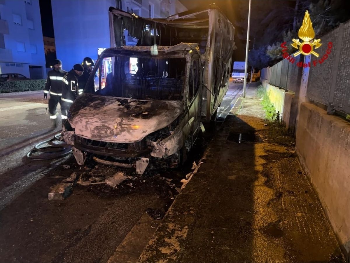Brindisi, incendio distrugge due auto e un camper nel rione Perrino: danni anche alla facciata di un palazzo Brindisi, incendio distrugge due auto e un camper nel rione Perrino: danni anche alla facciata di un palazzo