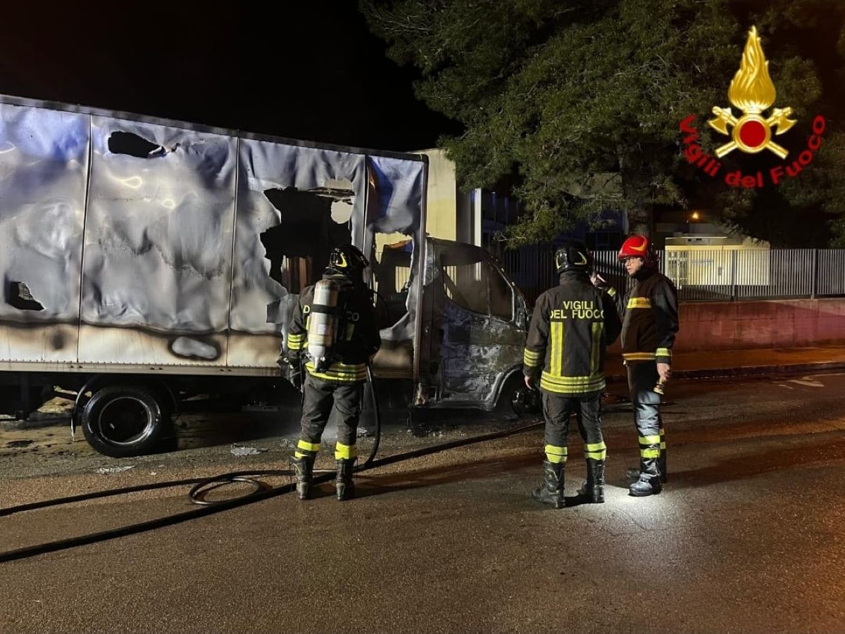 Brindisi, incendio distrugge due auto e un camper nel rione Perrino: danni anche alla facciata di un palazzo Brindisi, incendio distrugge due auto e un camper nel rione Perrino: danni anche alla facciata di un palazzo