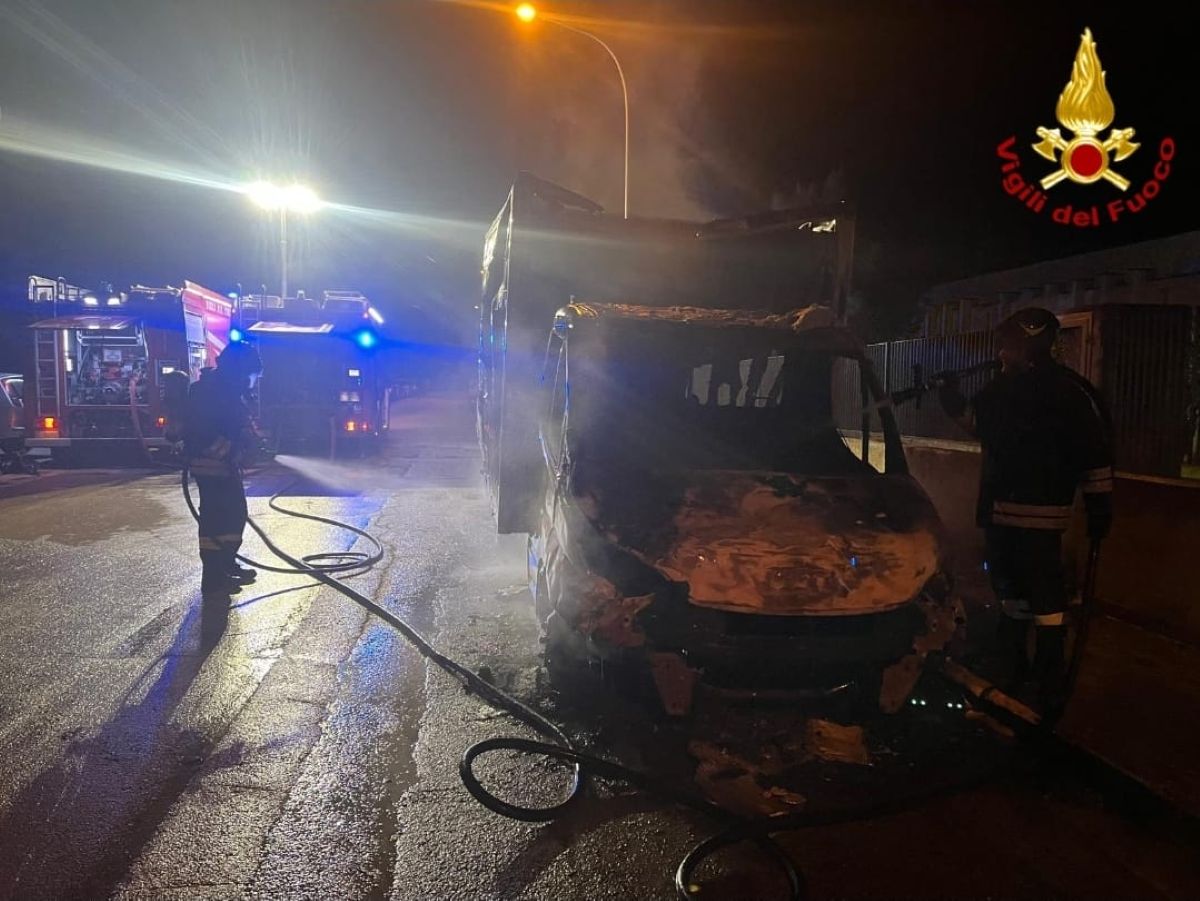 Brindisi, incendio distrugge due auto e un camper nel rione Perrino: danni anche alla facciata di un palazzo Brindisi, incendio distrugge due auto e un camper nel rione Perrino: danni anche alla facciata di un palazzo