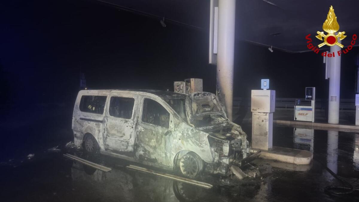 Galleria foto 'Grumo Appula, pulmino in fiamme in un distributore: sul posto i vigili del fuoco' - foto 2