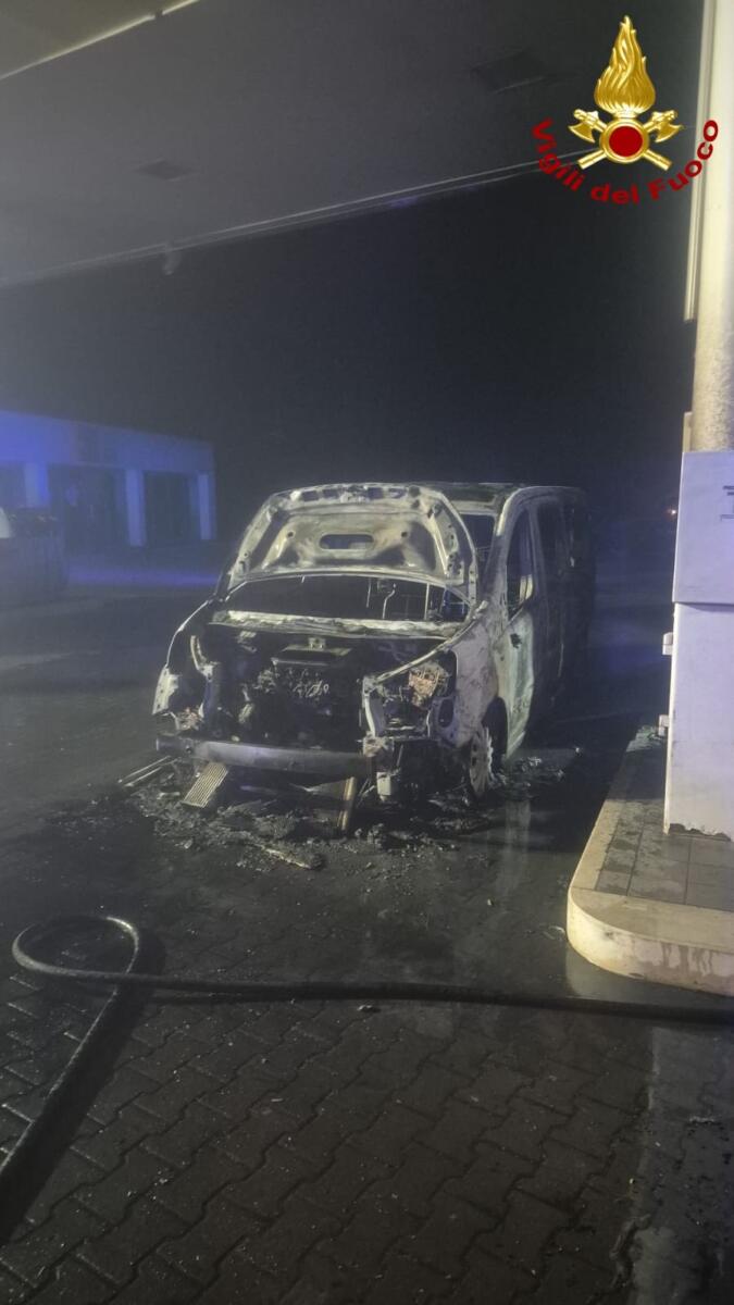 Galleria foto 'Grumo Appula, pulmino in fiamme in un distributore: sul posto i vigili del fuoco' - foto 1