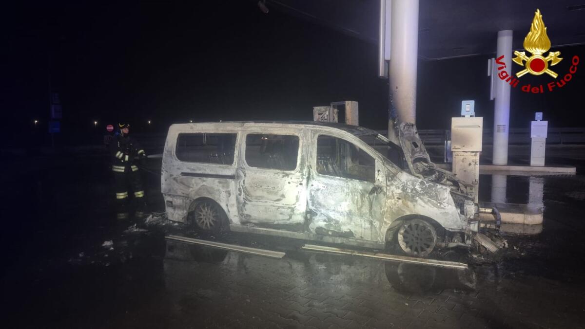 Galleria foto 'Grumo Appula, pulmino in fiamme in un distributore: sul posto i vigili del fuoco' - foto 3