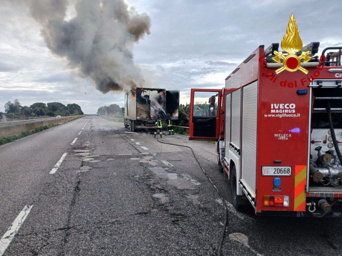 Torchiarolo, tir avvolto dalle fiamme mentre transita sulla strada statale 613: intervengono i vigili del fuoco Torchiarolo, tir avvolto dalle fiamme mentre transita sulla strada statale 613: intervengono i vigili del fuoco