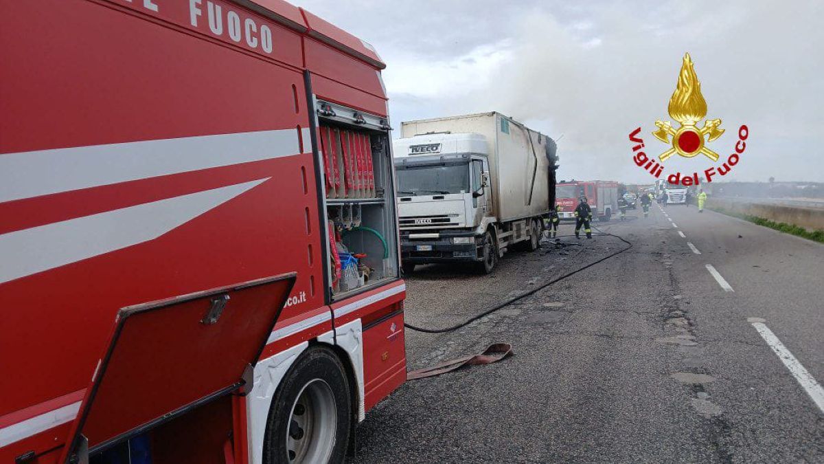 Torchiarolo, tir avvolto dalle fiamme mentre transita sulla strada statale 613: intervengono i vigili del fuoco Torchiarolo, tir avvolto dalle fiamme mentre transita sulla strada statale 613: intervengono i vigili del fuoco