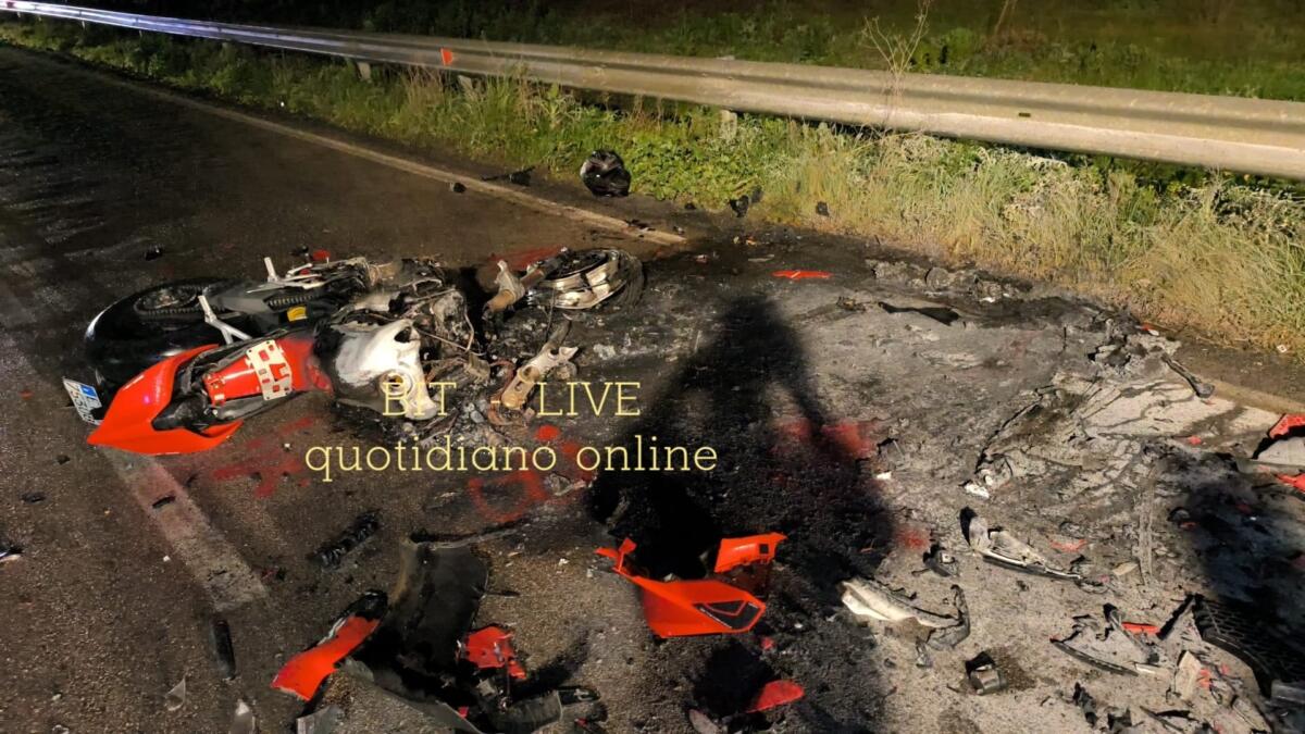 Galleria foto 'Grave incidente sulla Torre Lapillo-San Pancrazio, moto si schianta contro un suv: 46enne in rianimazione' - foto 1