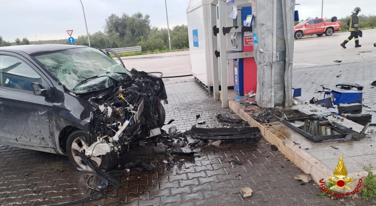 Giovinazzo, perde il controllo dell’auto e sradica un distributore di benzina: paura per una donna Giovinazzo, perde il controllo dell’auto e sradica un distributore di benzina: paura per una donna