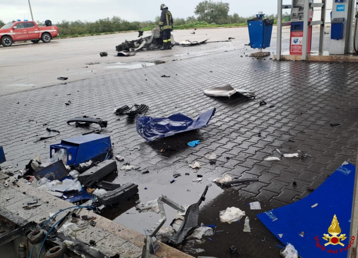 Giovinazzo, perde il controllo dell’auto e sradica un distributore di benzina: paura per una donna Giovinazzo, perde il controllo dell’auto e sradica un distributore di benzina: paura per una donna