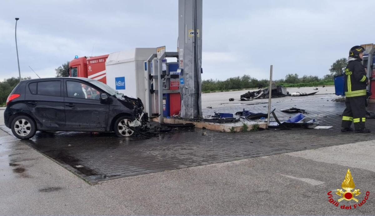 Giovinazzo, perde il controllo dell’auto e sradica un distributore di benzina: paura per una donna Giovinazzo, perde il controllo dell’auto e sradica un distributore di benzina: paura per una donna