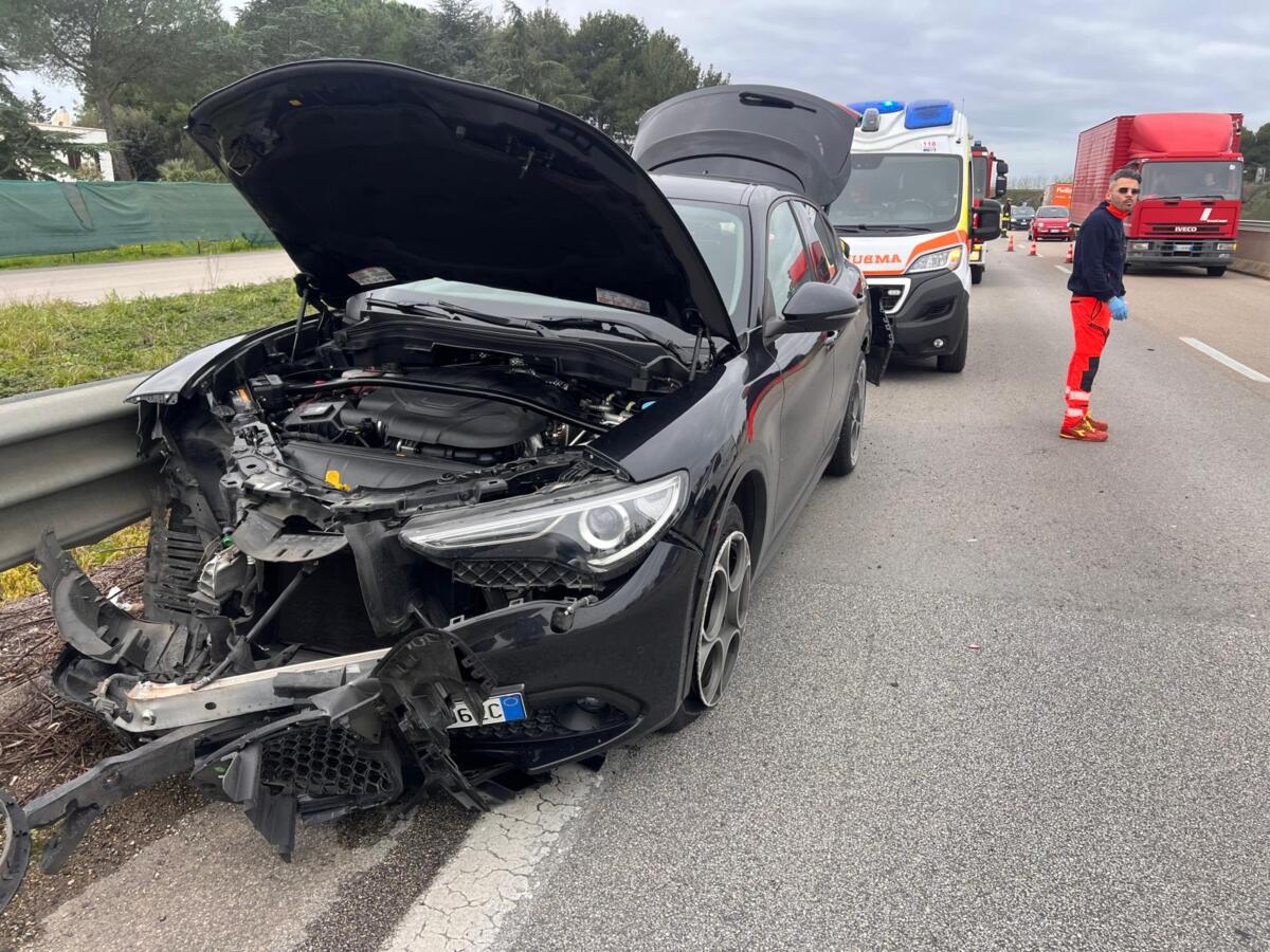 Galleria foto 'Incidente a Mesagne, scontro tra un’auto e un camion sulla strada statale 7: due persone ferite' - foto 1